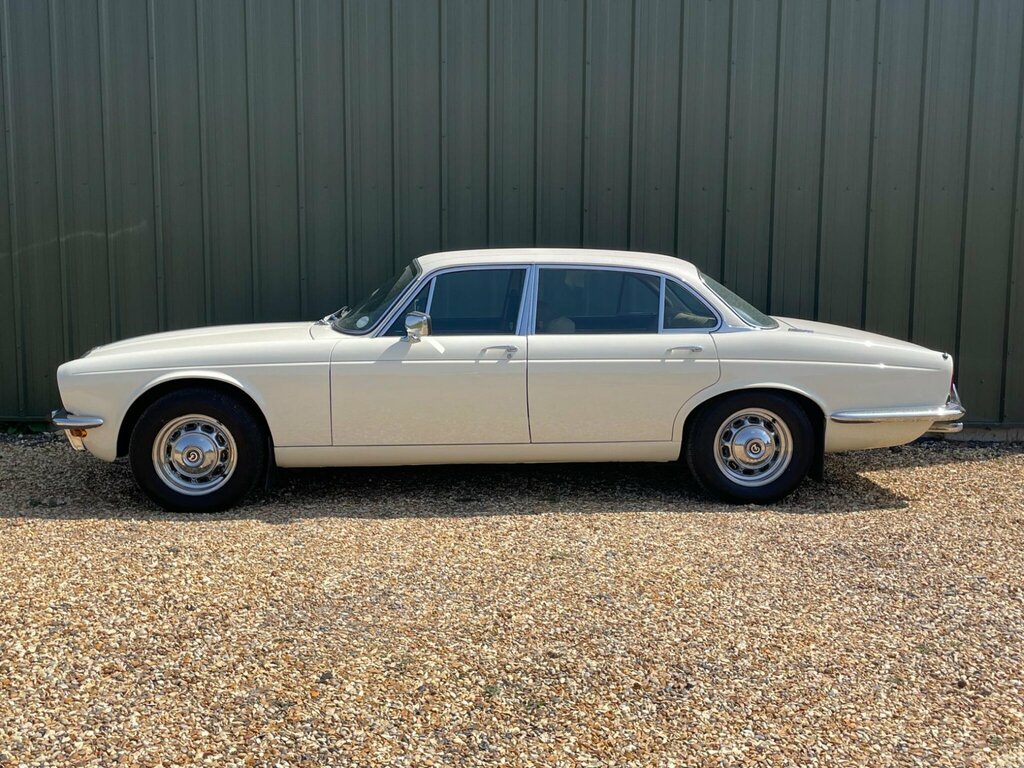 Daimler Sovereign Saloon White #5