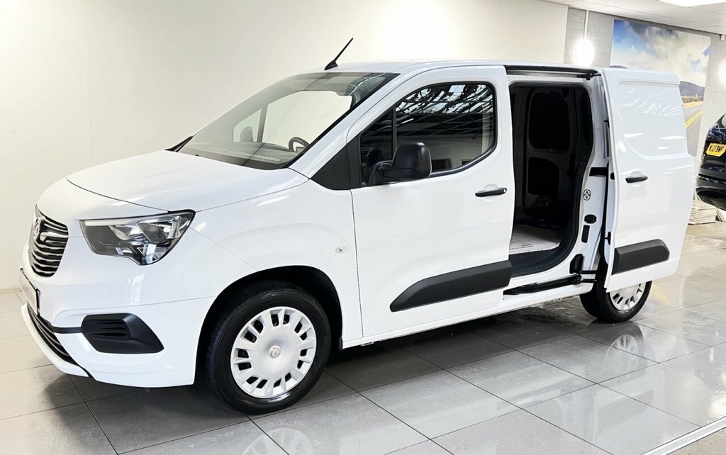 Vauxhall Combo 1.6L Sportive DS70JPJ White #3