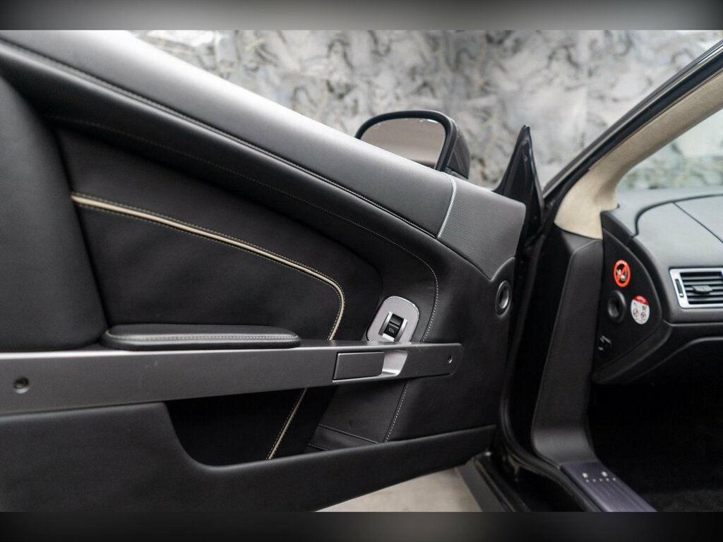 Aston Martin Virage Silver #30