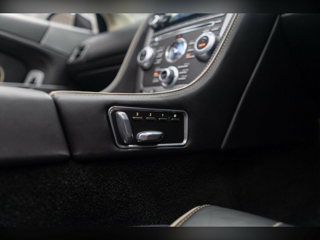Aston Martin Virage Silver #28