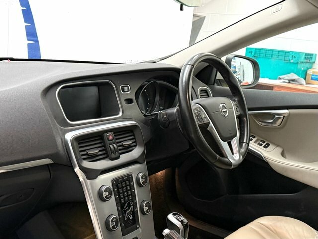 Volvo V40 D2 Inscription Hatchback Gold #4