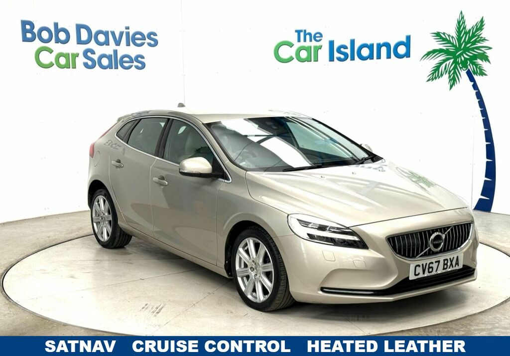 Volvo V40 D2 Inscription Hatchback Gold