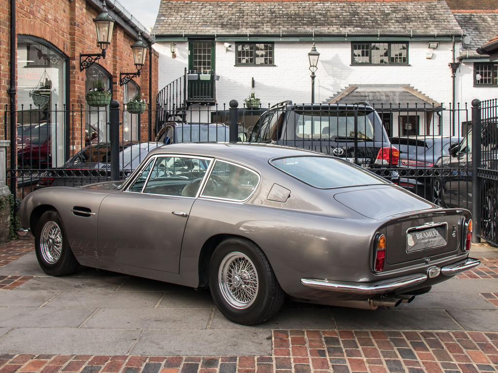 Aston Martin DB6 Manual  #6
