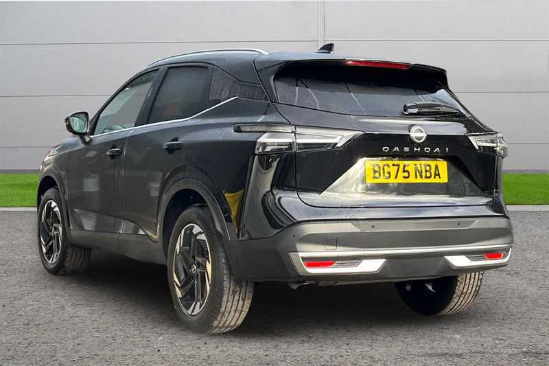 Nissan Qashqai 1.3 Dig-t Mh 158 N-connecta Xtronic Black #2
