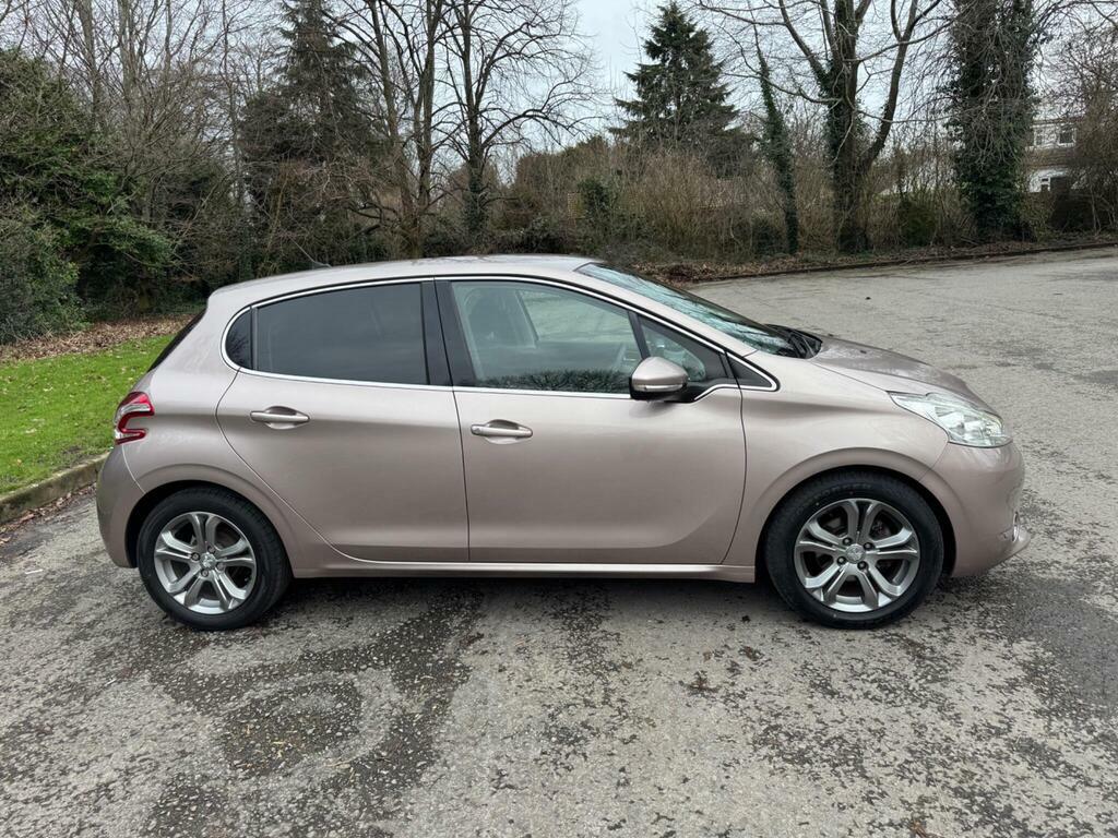 Peugeot 208 1.2 Vti Allure Euro 5 FP63WEJ Pink #2
