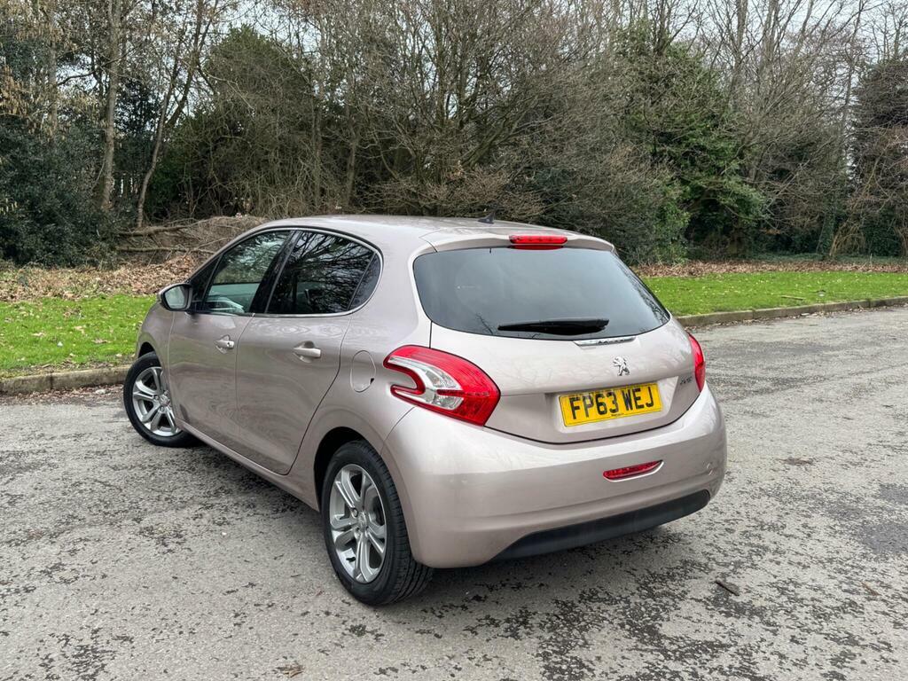 Peugeot 208 1.2 Vti Allure Euro 5 FP63WEJ Pink #3