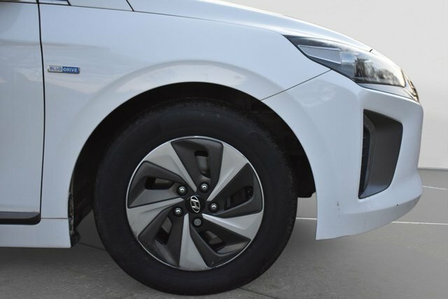 Hyundai Ioniq 1.6 H-gdi Premium Hatchback Hybrid Dct NV66NDD White #4