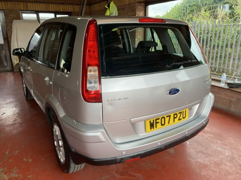 Ford Fusion Hatchback WG07PZU Silver #2