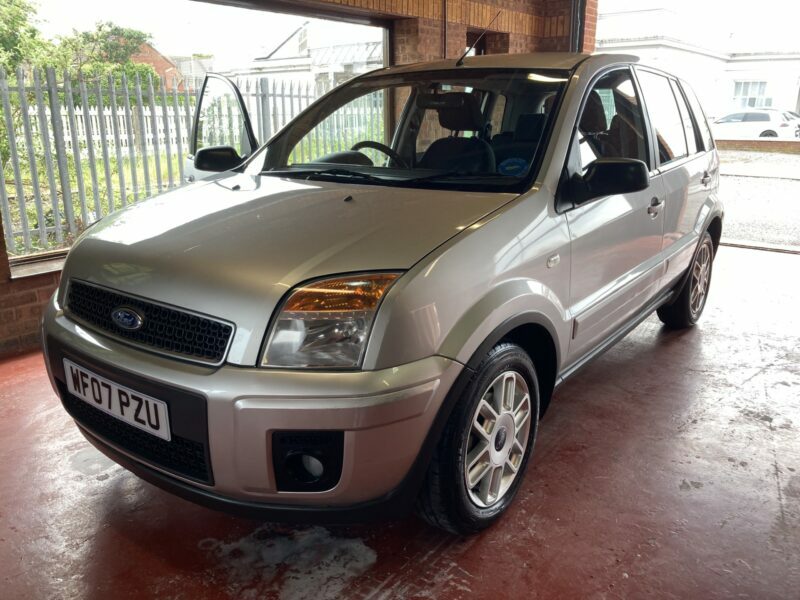 Ford Fusion Hatchback WG07PZU Silver