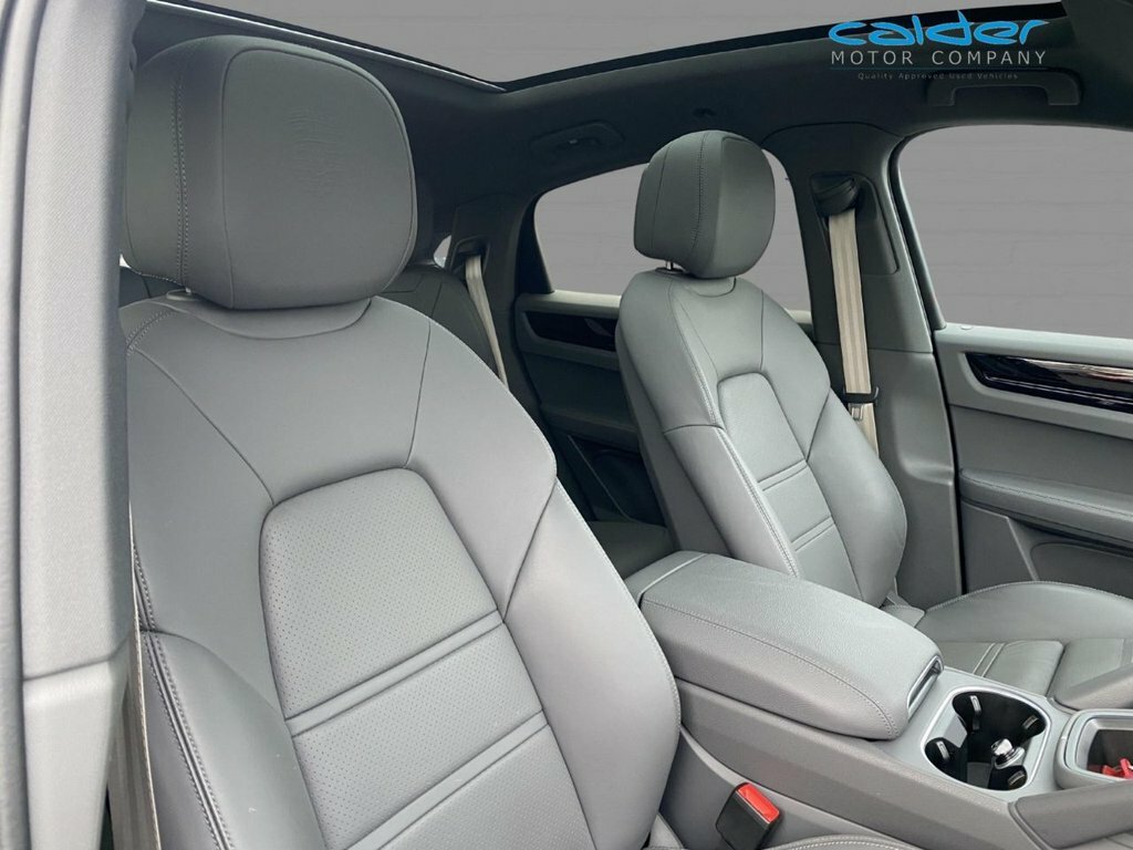 Porsche Cayenne 3.0 V6 E-hybrid 17.9Kwh Platinum Edition Coupe White #4