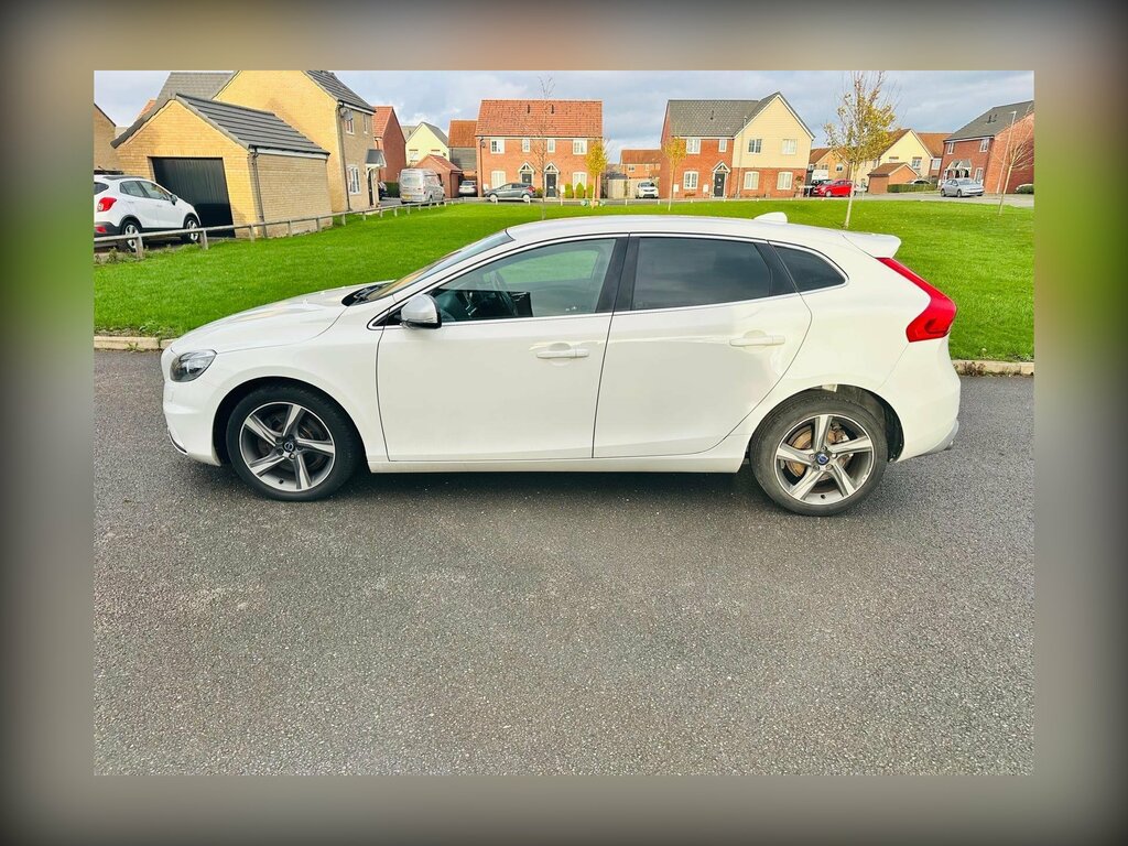 Volvo V40 2.0 D4 R-design Lux Nav Geartronic Euro 6 Ss KY15ZDJ White #2