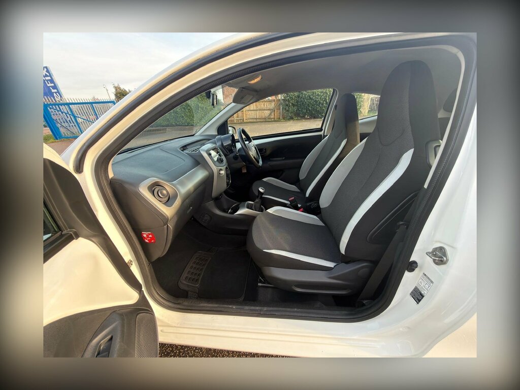 Toyota Aygo 1.0 Vvt-i X-play Euro 5 Euro 5 NY15AXF White #5