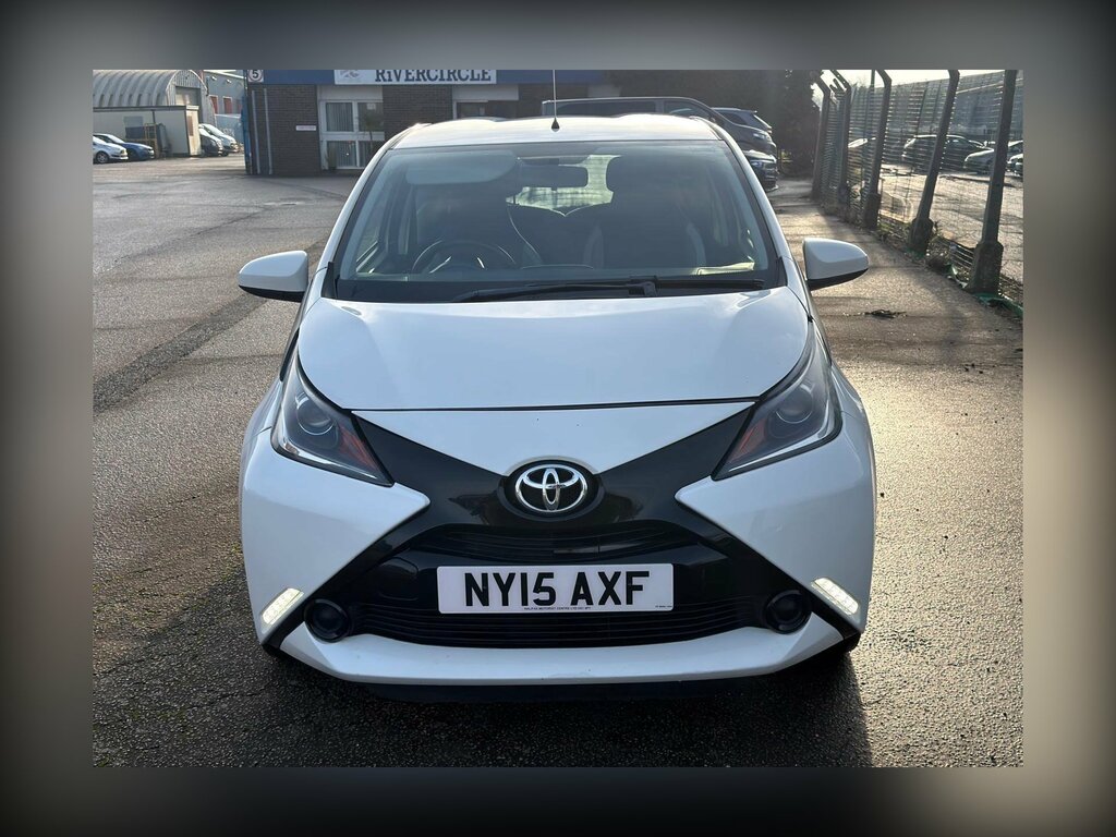 Toyota Aygo 1.0 Vvt-i X-play Euro 5 Euro 5 NY15AXF White #2