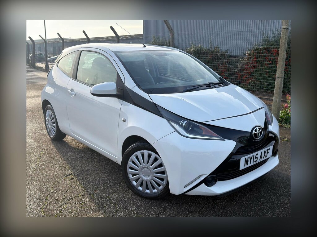 Toyota Aygo 1.0 Vvt-i X-play Euro 5 Euro 5 NY15AXF White #3