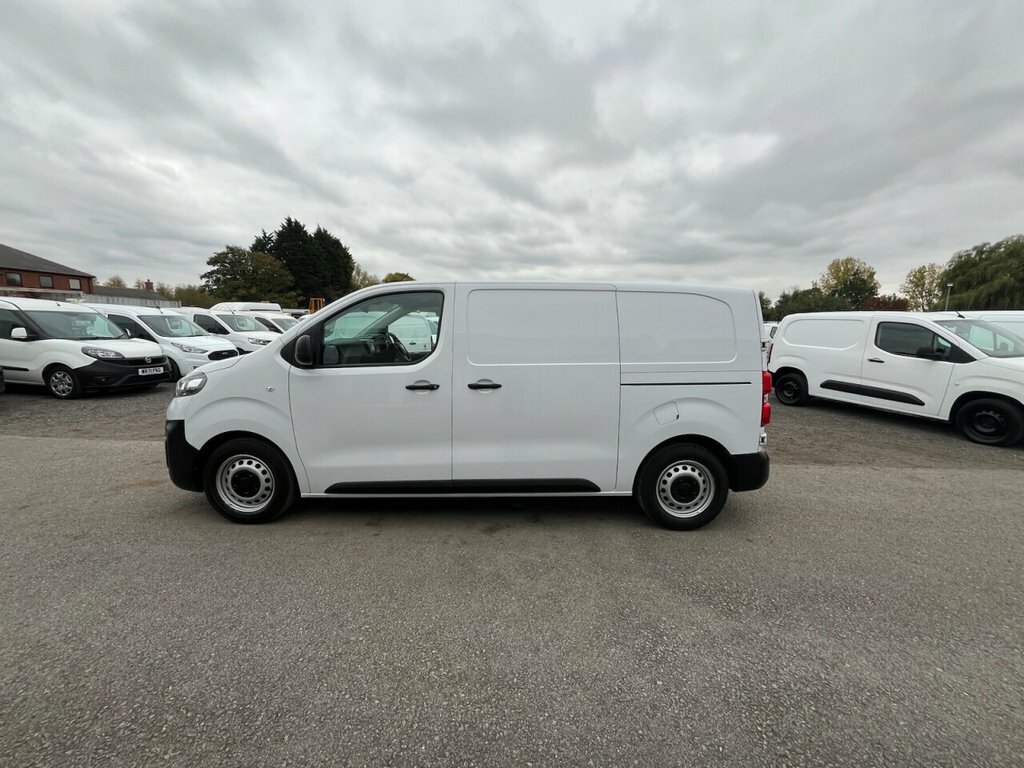Vauxhall Vivaro 1.5L Dynamic 6Dr YE72XYJ White #4
