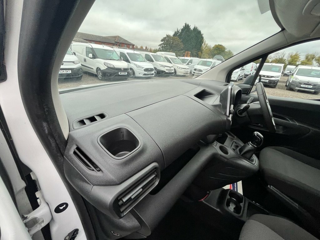 Vauxhall Combo 1.6L Sportive DN70DWE White #5