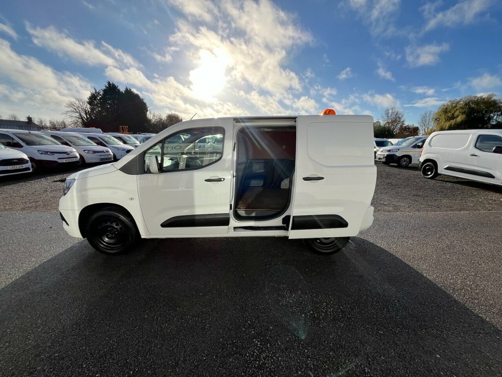 Vauxhall Combo 1.5L Sportive DY21OVT White #4