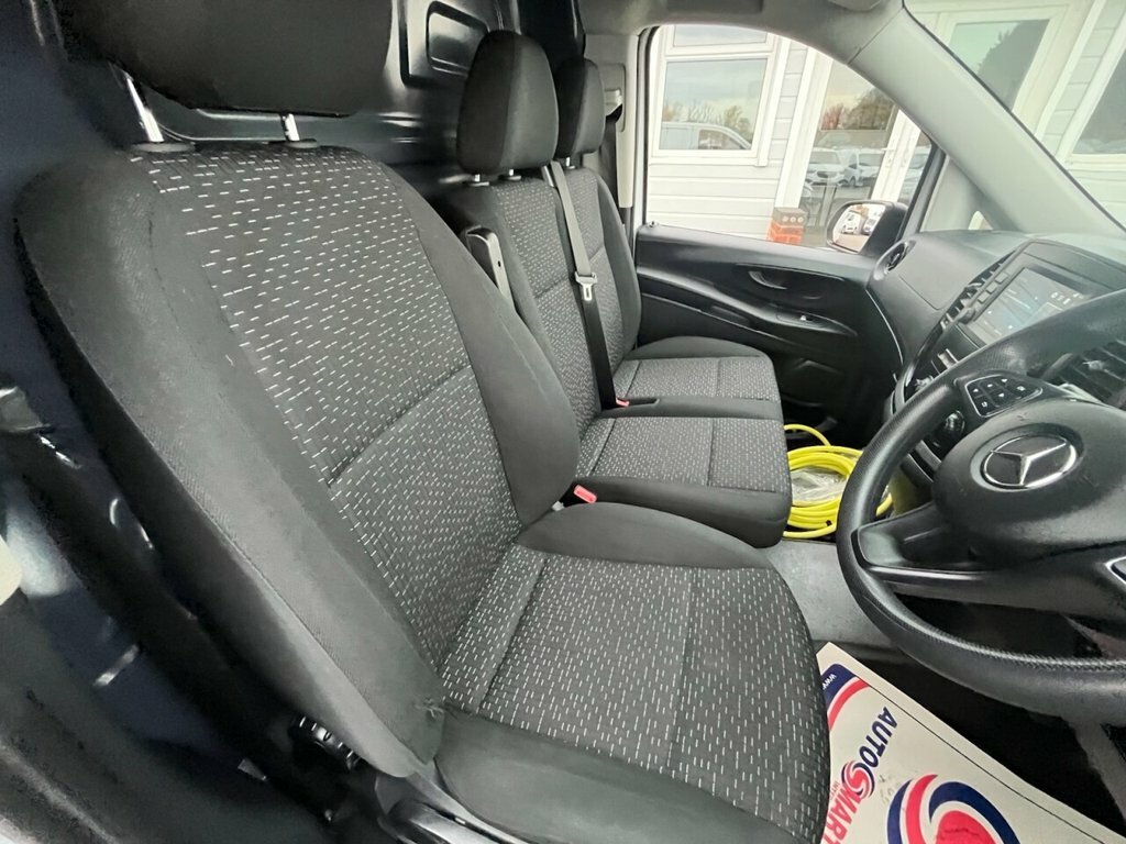 Mercedes-Benz eVito Mpv YE22KWR White #6