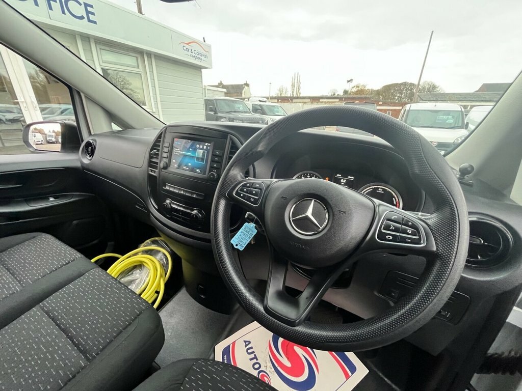 Mercedes-Benz eVito Mpv YE22KWR White #5