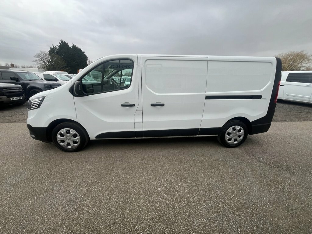 Renault Trafic 2L Business HT22HZC White #4