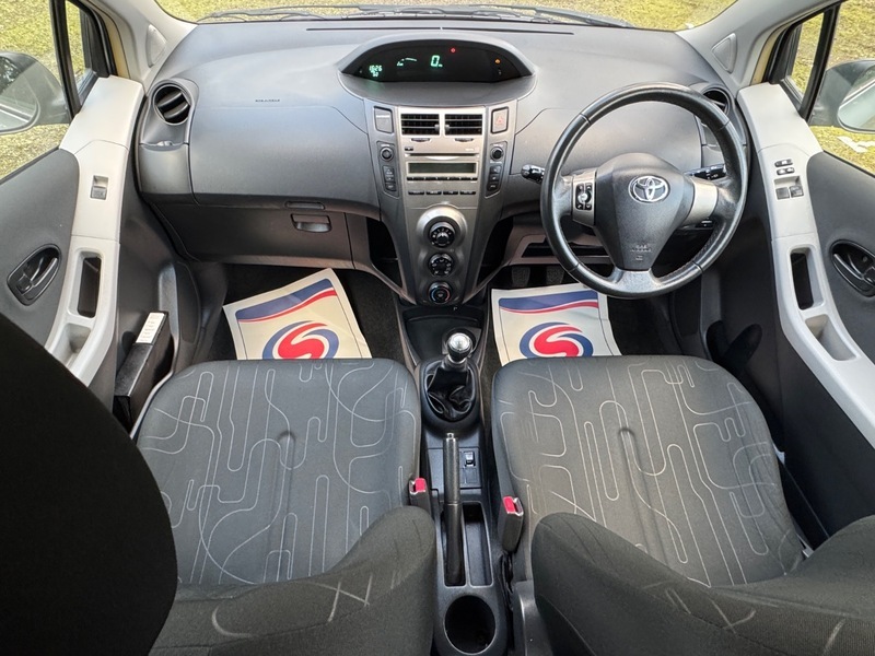 Toyota Yaris Vvt-i T2 Silver #2