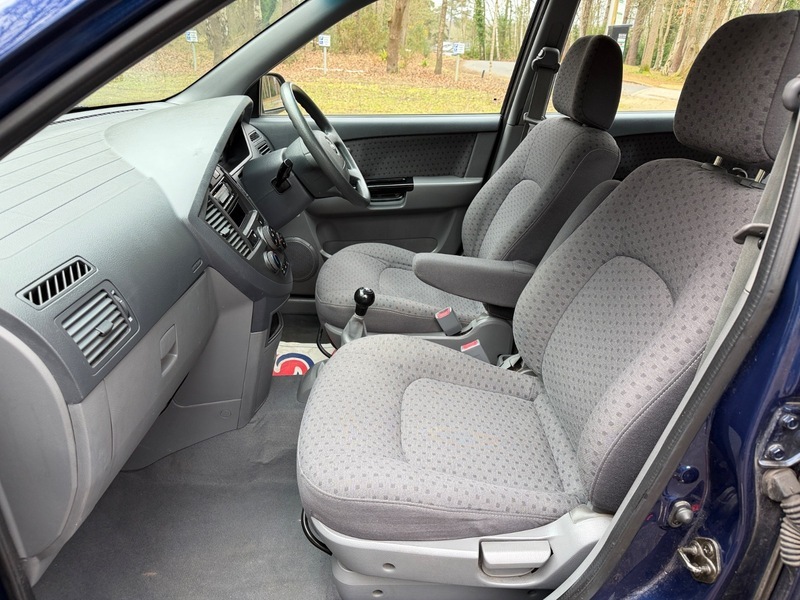 Kia Carens Ls Crdi Blue #16
