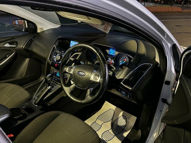 Ford Focus Hatchback YN13JYX White #5