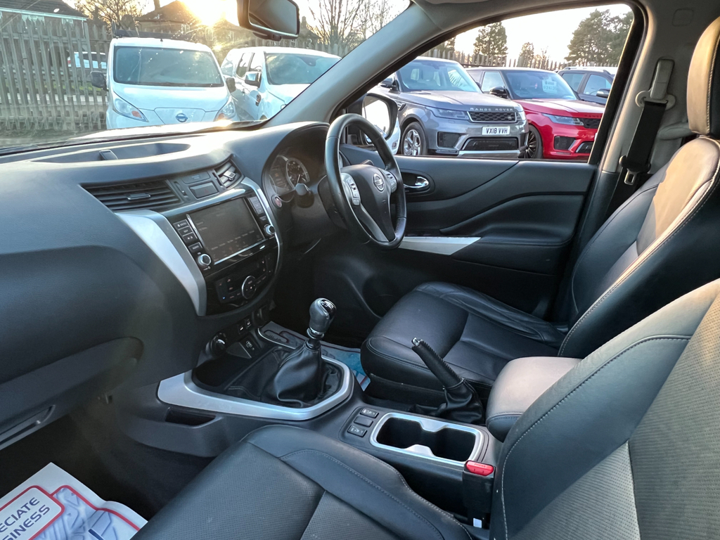 Nissan Navara 2.3 Dci Tekna Pickup Double Cab BG20UKR Black #3