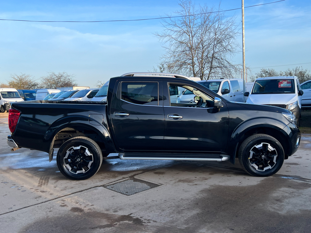 Nissan Navara 2.3 Dci Tekna Pickup Double Cab BG20UKR Black #2