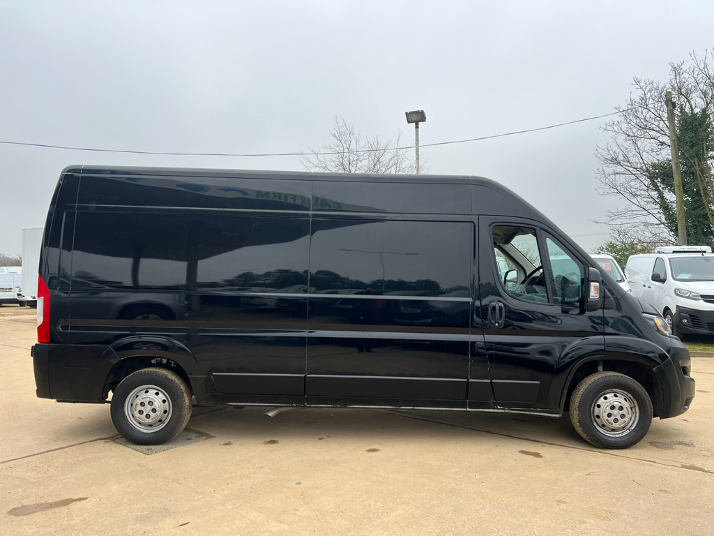 Peugeot Boxer 2.2 Bluehdi 335 Professional Panel Van LS22THK Black #2