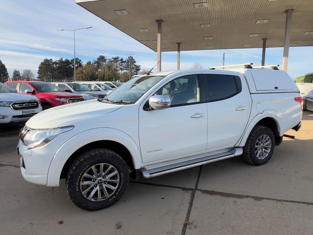Mitsubishi L200 2.4 Di-d Dc Warrior Pickup Double Cab M FY69NCU White #4