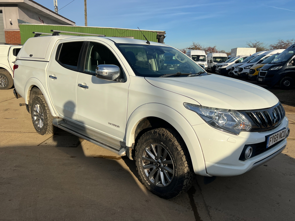 Mitsubishi L200 2.4 Di-d Dc Warrior Pickup Double Cab M FY69NCU White #2
