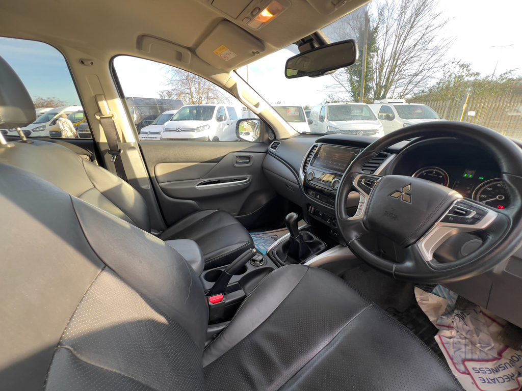 Mitsubishi L200 2.4 Di-d Dc Warrior Pickup Double Cab M FY69NCU White #3