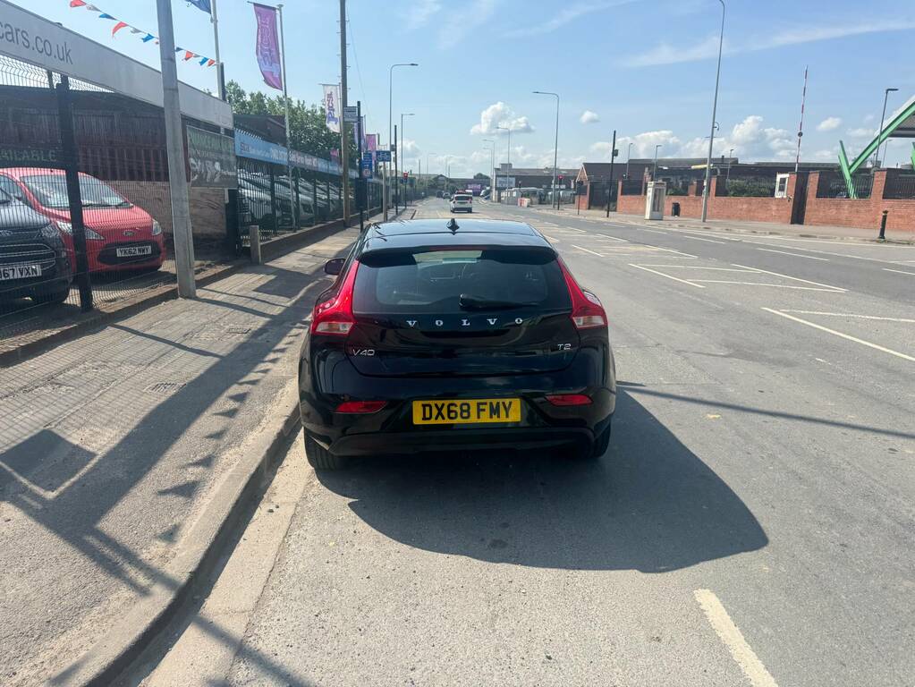 Volvo V40 T2 122 Momentum Nav Plus DX68FMY Black #2