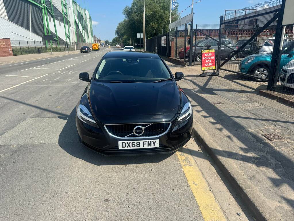 Volvo V40 T2 122 Momentum Nav Plus Black
