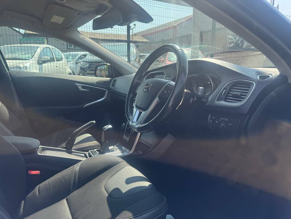 Volvo V40 T2 122 Momentum Nav Plus DX68FMY Black #6