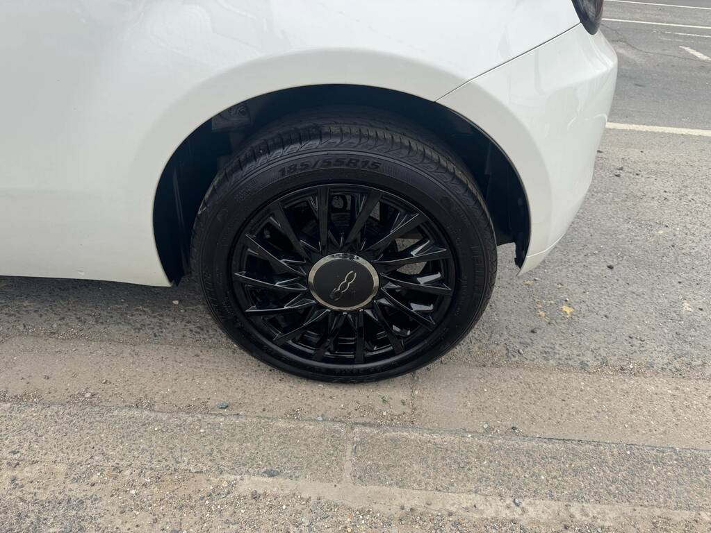 Fiat 500 1.2 Lounge YT65WWR White #5