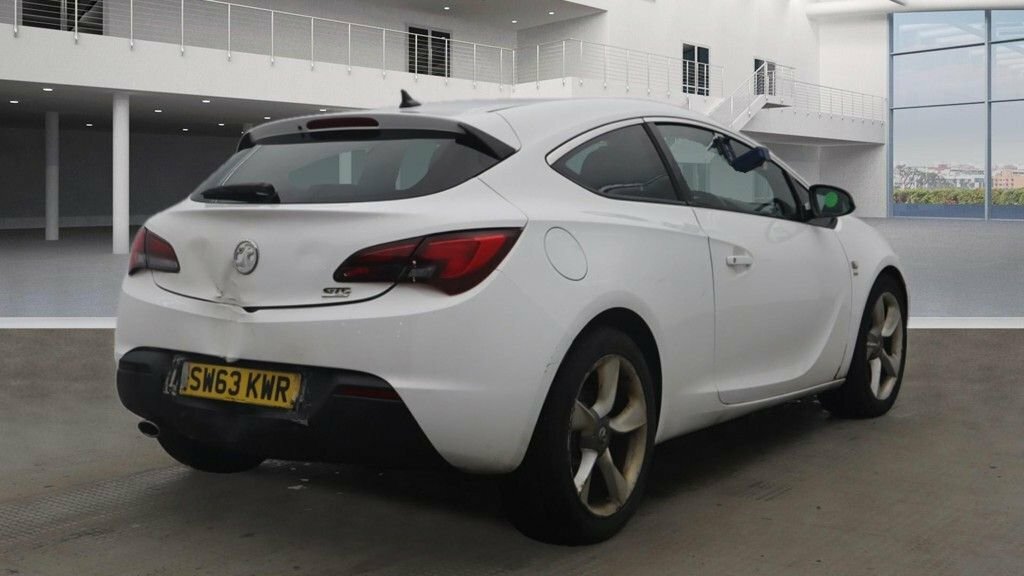 Vauxhall Astra GTC 2L Sri White #4