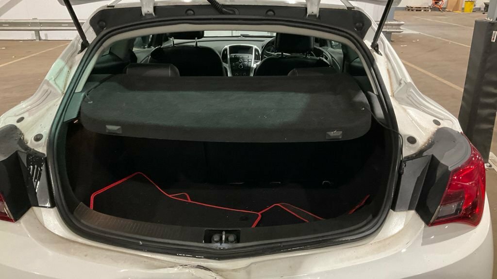 Vauxhall Astra GTC 2L Sri White #5