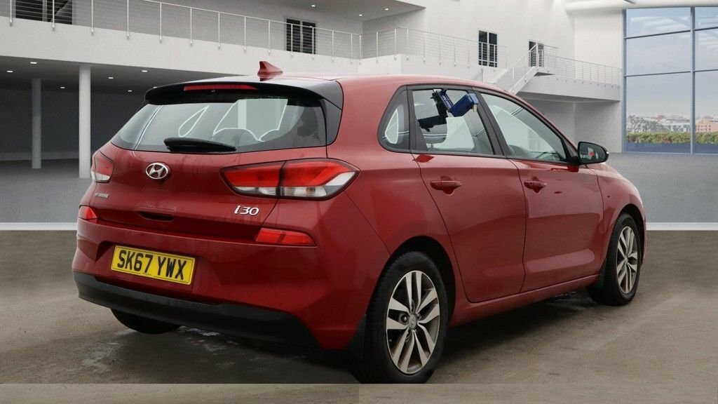 Hyundai I30 1L Se SK67YWX Red #3
