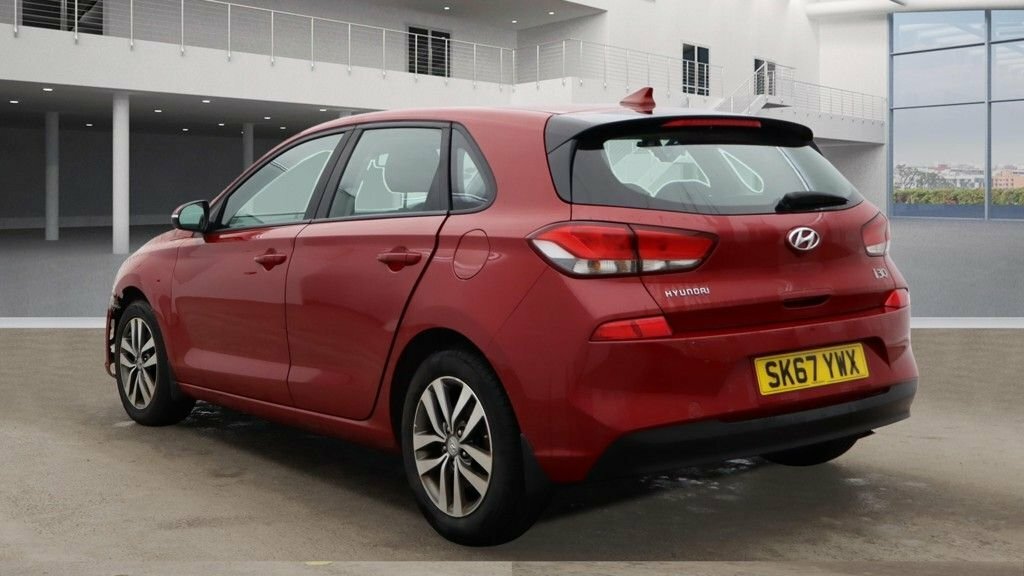 Hyundai I30 1L Se SK67YWX Red #2