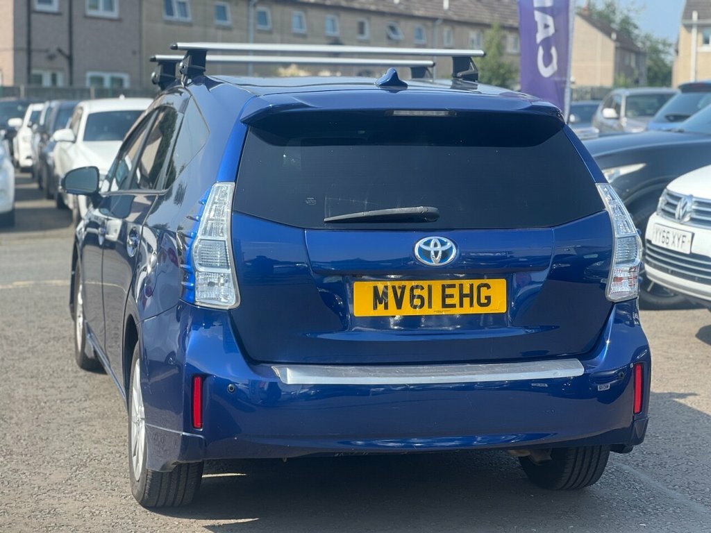 Toyota Prius Saloon Blue #6