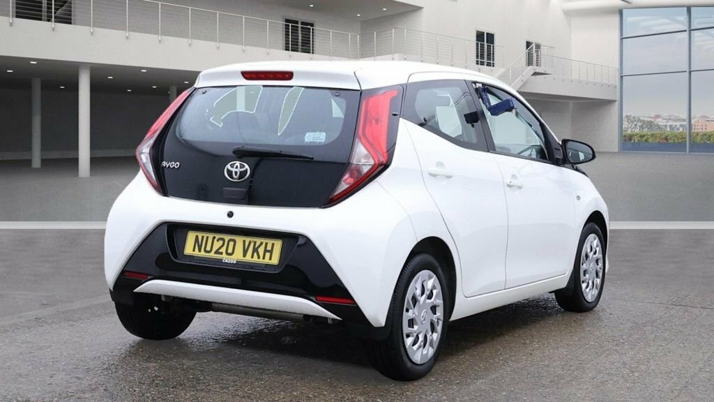 Toyota Aygo 1L X-play NU20VKH White #4