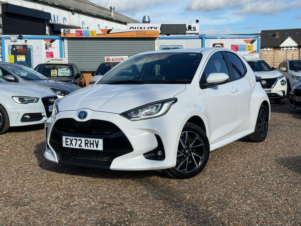 Toyota Yaris Yaris Design Hev Cvt EX72RHV White #2