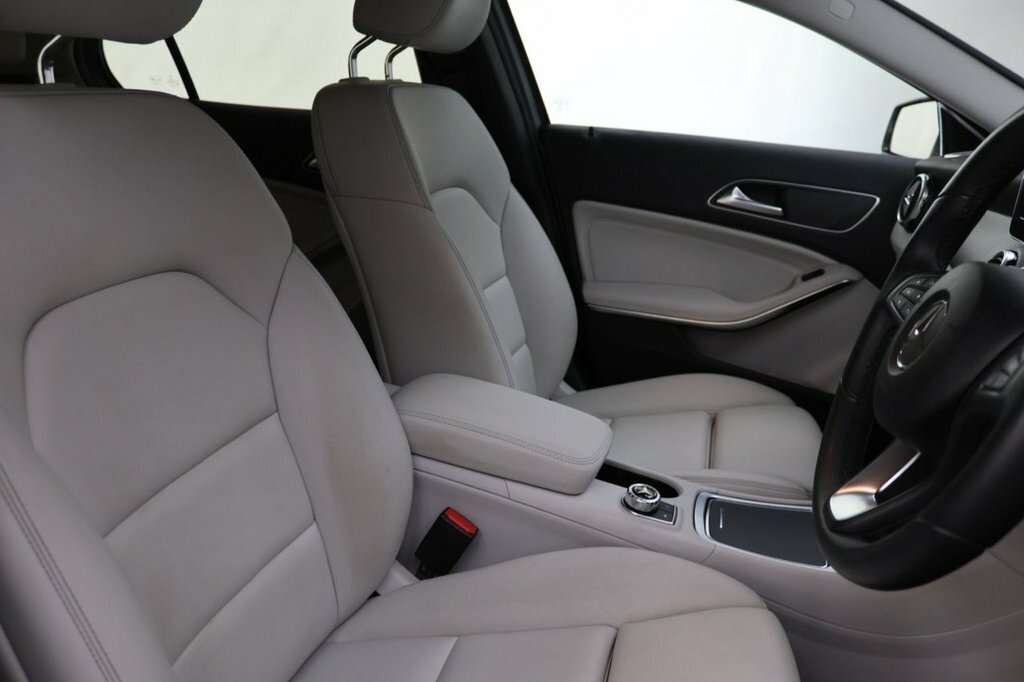 Mercedes-Benz GLA Class 1.6L Se Grey #2