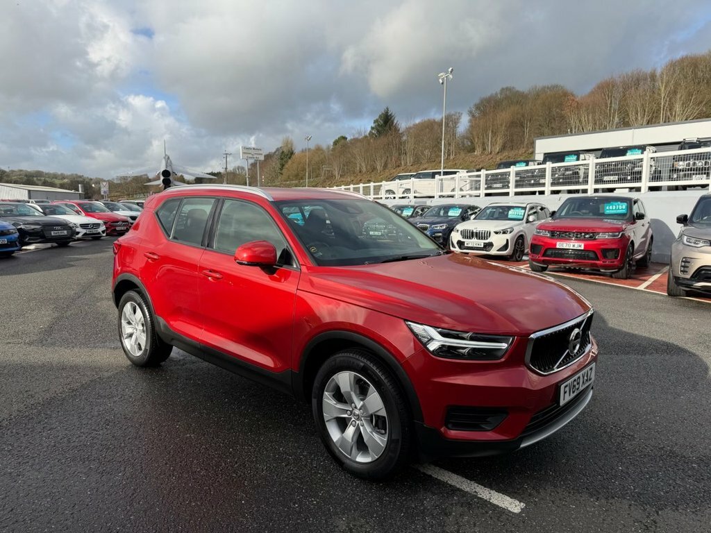 Volvo XC40 2L Momentum Red
