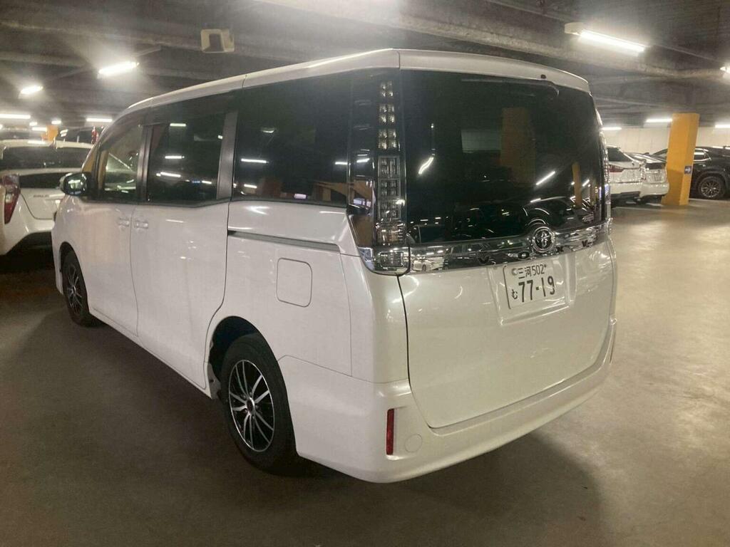 Toyota Voxy Mpv 2.0 X 7 Seats 201616 White #2