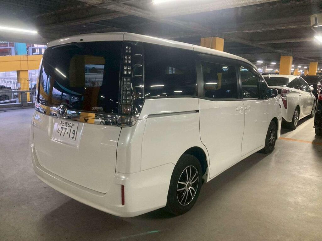 Toyota Voxy Mpv 2.0 X 7 Seats 201616 White #3