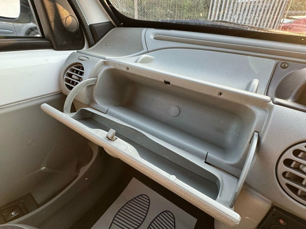 Nissan Kubistar Mpv White #17