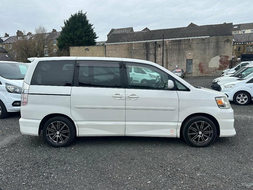 Toyota Noah Mpv PM04UBJ White #2